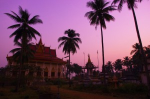 Alors que la nuit tombe, nous nous rapprochons de cette pagode pour passer la nuit. Au Cambodge, la pagode est un lieu de recueil et de rassemblement ouvert à tous. Les moines vivant sur place acceptent avec grand plaisir notre demande d’hébergement. Les couleurs du ciel, les palmiers et le temple nous font penser à un décor de film.