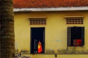 Les jeunes moines cambodgiens vivent cette vie monacale pendant 1 an ou plus. En allant à leur rencontre nous apprenons par exemple qu'ils ne mangent pas le soir et qu'ils s’exercent à la prière au moins 2 heures par jour. Tous les matins, nous les observons faire le tour du village et recevoir des offrandes pour se nourrir. En échange ils bénissent la demeure des gens qui leur donnent.