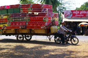 Une autre vision de convoi exceptionnel en terre cambodgienne. Et quelle vision ! A votre avis, où s’arrête la cargaison ? Vraiment impressionnant ce chargement, même si celui là n’est pas le plus ENORME que nous ayons vu !