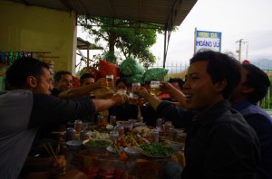 Au cours de cette cérémonie, qu’ils appellent « bâssi », nous avons vraiment pu échanger et communiquer avec ces Vietnamiens. Il est fort intéressant de pouvoir vivre les coutumes et traditions au cœur d’une famille viêt. Certes, quelques bières offertes généreusement ont permis de rompre la glace plus facilement.