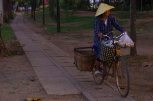 Il y a quelques années il était commun de voir les gens se déplacer à vélo mais aujourd’hui les scooters et mobylettes sont venus mettre les bicyclettes sur le banc de touche. On peut quand même compter sur d’irréductibles laotiennes pour rentrer du marché à vélo, en silence et sans gaz d’échappement.