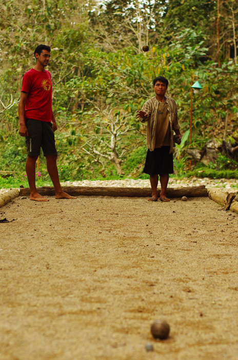 Probablement restée de l’occupation française, la pétanque est une activité pratiquée dans de très nombreux endroits du pays. Etienne, en bon gars du sud, en profite pour montrer que nous sommes toujours les maîtres du jeu ! Dans la bonne humeur, bien entendu, comme le veut la bonne pratique de ce sport. Les 5 sports les plus populaires au Laos : « kataw » parfois appelé kick volley-ball, le Badminton, la « petang » la pétanque, le football et… le combat de coq.