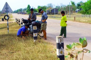 Les premiers tours de roues au Laos sont pénibles pour Etienne. Il enchaîne les crevaisons. Il faut dire que ses pneus ont de l’âge : après un an passé avec Solidream. Et comme à chaque fois nous attisons la curiosité de certains qui se demandent ce que ces « Falengs » font là.
