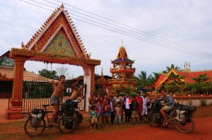 Ici aussi au Laos le sourire est de mise, comme un peu partout en Asie du sud-est (avec un bémol pour les villes du Vietnam tout de même). Les enfants sont curieux et amusés de nous voir passer avec nos vélos surchargés. Quand nous leur proposons de prendre la pause avec nous, ils hésitent d’abord puis se prêtent au jeu. Puis, les présentations faites, ils nous emmènent à pied voir le Mékong situé juste derrière le temple et nous expliquent que de l’autre côté de la rive il y a la Thaïlande. Un moment de partage mémorable !