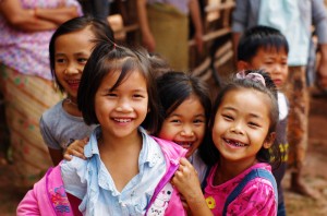 Sabaïdee ! Vous entendrez ce son crié de tous les côtés de la route, des fois nous cherchons même les petites têtes qui hurlent ce mot qui veut dire bonjour. Littéralement, nous avons dû l’entendre des milliers de fois, à chaque fois accompagné d’un sourire. Impossible de se lasser de l’accueil des laotiens, surtout celui des plus jeunes.
