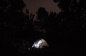 Le plus souvent près d'un champ et cachés de la route, nous montons la tente pour une bonne nuit de sommeil après des journées chargées en dénivelé positif... Le relâchement du soir est souvent un des meilleurs moments dela journée pour nous.
