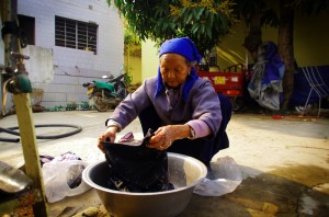 Ils sont nos rencontres de tous les jours. Ce jour-là, Siphay a fait sa lessive avec cette femme. Ce sera une de ces photos souvenirs qui, dans quelques années, nous ferons sourire et nous rappellerons notre quotidien sur les routes de Chine.
