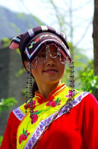 Une chinoise souriante vêtue d'un costume typique de la région montagneuse du Sichuan. Nous n’avons pas vraiment pu en savoir plus sur l’origine exacte du costume mais il nous a inspiré ce cliché.