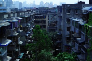La vue depuis l’endroit où nous sommes hébergés à Chengdu. Cette ville de 14 millions d'habitants nous laisse un horizon en béton sur 360 degrés, même depuis les plus hautes tours. Une autre caractéristique de la ville : il est très rare de pouvoir contempler un ciel bleu ! La pollution est telle que nous nous contenterons donc du gris...