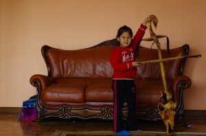 Cette petite fille vient de Mongolie, d’Oulan Bator plus exactement, et vit à Almaty avec ses deux frères et ses parents qui nous accueillent chez eux pour quelques jours. Elle est fière de nous montrer les instruments venant de son pays. Celui-ci est en bois, c’est un objet de décoration, mais son père nous explique qu’ils sont normalement en os et diffuse ainsi un son exceptionnel.