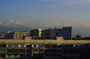 Almaty n’est pas une ville de charme. L’architecture y est rustique, le gris prédomine et les petites fenêtres donnent une allure de prison à certains de ses bâtiments. Si ce n’est pas pour des raisons financières, la ville peut vous attirer pour l’environnement dans lequel elle est implantée. Les amateurs de montagnes tomberont sous le charme en oubliant rapidement les rues tristes et impersonnelles de la cité.