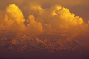 Les montagnes s’embrasent sous les couleurs chaudes du dernier coucher de soleil kazakh. Derrière la chaîne des Ala-Toosu se cachent encore bien d’autres cols à atteindre. Les terres kirghizes nous réservent des embûches que nous préférons ne pas connaître avant de nous y aventurer…