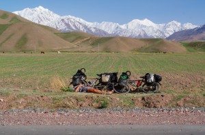 Des nausées et de la fièvre, Siphay a besoin d'un peu de repos. Les derniers kilomètres au Kirghizstan ne sont pas faciles...