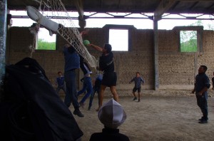 Le Kirghizstan ne veut pas nous laisser partir. Déjà nous devions passer la frontière le jour précédent, ce matin une tempête fait rage. Nous attendons quelques heures qu’elle passe. Durant l’accalmie, nous décollons mais nous voyons une grosse pluie arriver de nouveau. Nous partons trouver refuge dans le village suivant où nous sommes invités à une partie de volley-ball par des jeunes kirghizes.