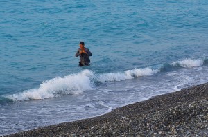 Le bain quotidien dans la mer noire, un moment de grand plaisir après une journée de vélo sous la chaleur du soleil turc. Brian saute habillé pour commencer un rinçage de sueur de ses vêtements.