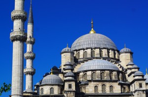 La mosquée bleue à Istanbul, comme tous les autres monuments et lieux de culte anciens, nous rappellent à quel point cette ville est chargée d'histoire. Elle est ainsi nommée pour les mosaïques bleues qui ornent les murs de son intérieur. Elle est le point de départ des caravanes de pèlerins musulmans vers La Mecque et reçoit le privilège islamique de présenter six minarets.