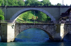 A Berne, nous nous laissons tenter par la coutume locale qui consiste à utiliser la rivière comme moyen de locomotion l'été. Un moment de fraîcheur gratuit