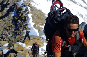 A 3 600 m, après plus de six heures d'ascension depuis le camp de base, l'équipe atteint un terrain abrupt où la marche laisse progressivement place à l'escalade périlleuse.