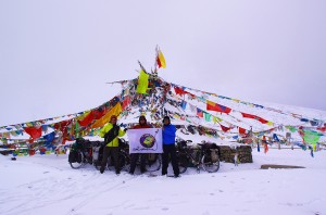 Moment de joie partagé à près de 4 000 m d'altitude, sous les loungta, les drapeaux à prières tibétains, qui marquent l'emplacement d'un col