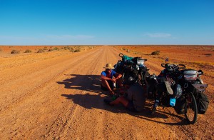Aux premiers jours de la traversée des déserts australiens, chacun espère s'engager dans une aventure mémorable. Qui s'y aventure pas 50°C doit apprendre à dénicher de l'ombre