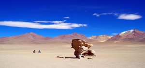 A plus de 4000m dans le désert de Siloli, l'Arbol de Piedra intrigue. Paravent providentiel pour le voyageur, il fait penser à un arbre sculpté par les bourrasques