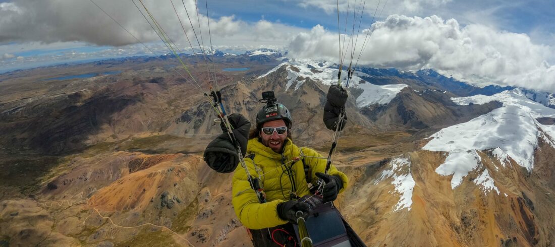 Antoine Girard en parapente au Pérou avec Riton