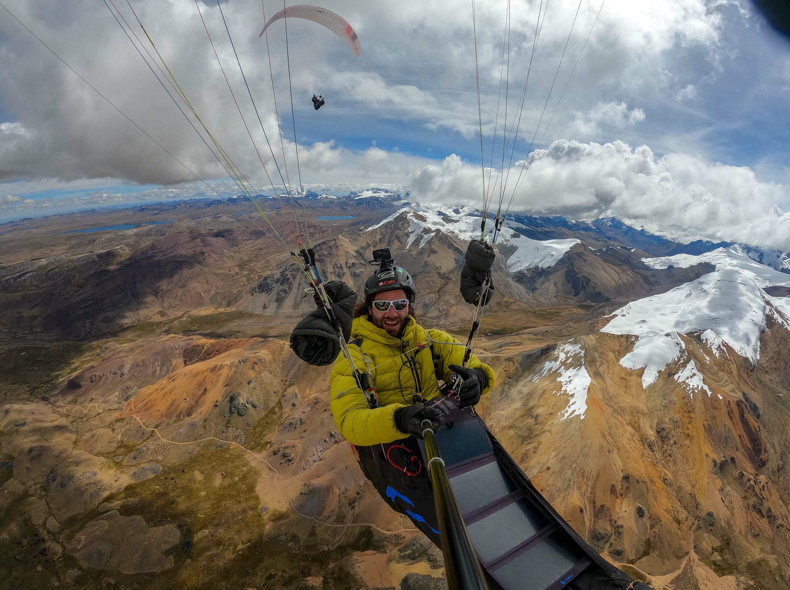 Antoine Girard en parapente au Pérou avec Riton