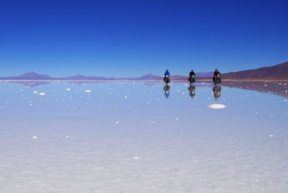 Le trio Solidream traverse le Salar de Uyuni en partie inondé