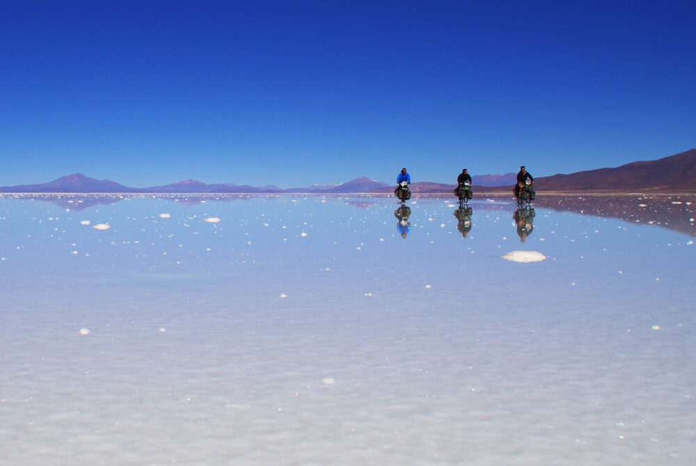 Le trio Solidream traverse le Salar de Uyuni en partie inondé