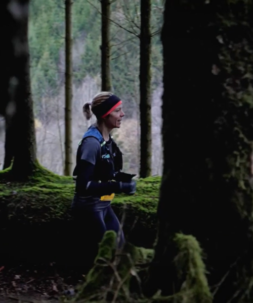 Une femme court dans la forêt des Ardennes à l'occasion du "La Tharée Trail"