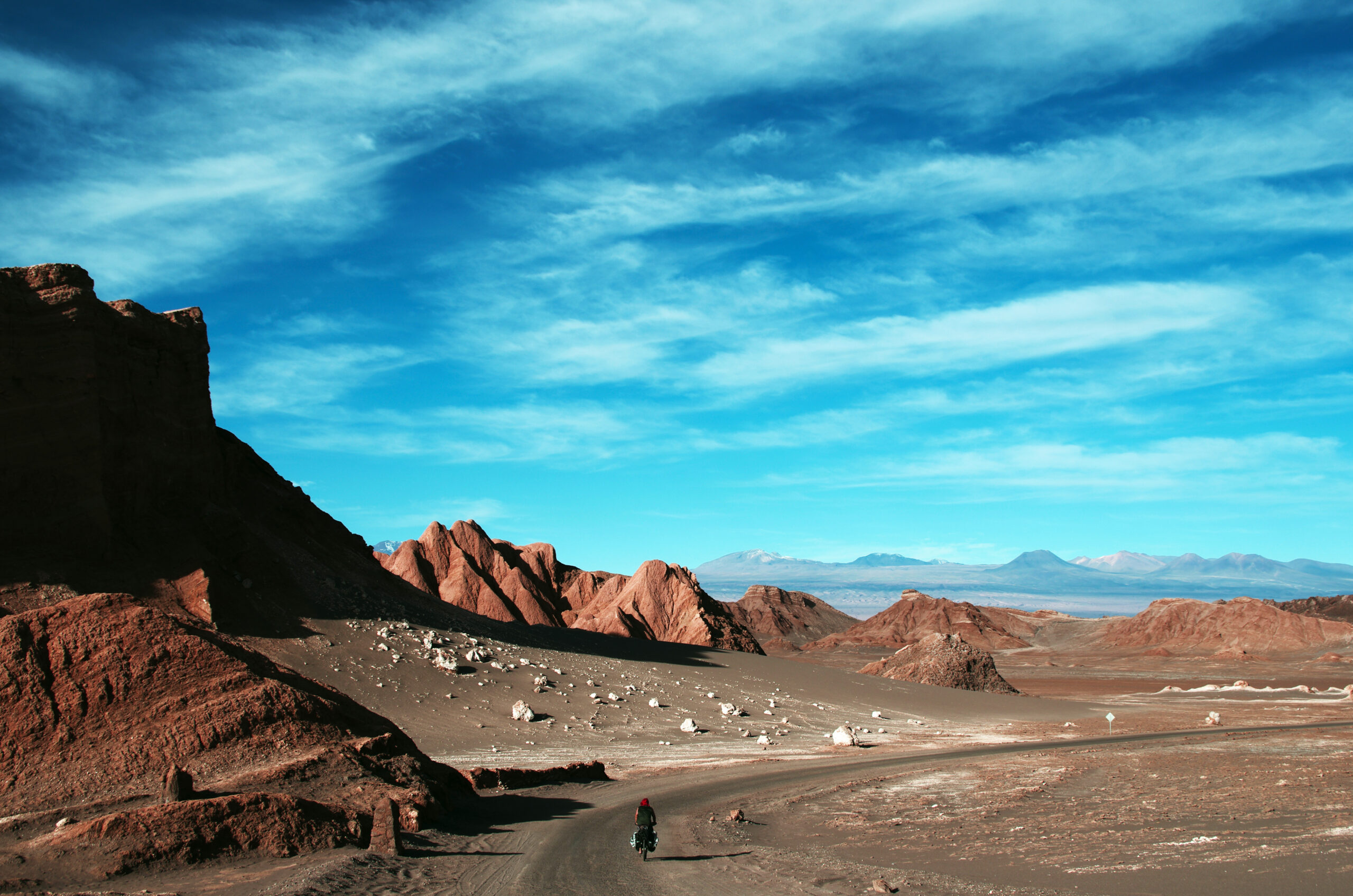 Brian à vélo dans la vallée de la lune, pas loin de San Pedro de Atacama