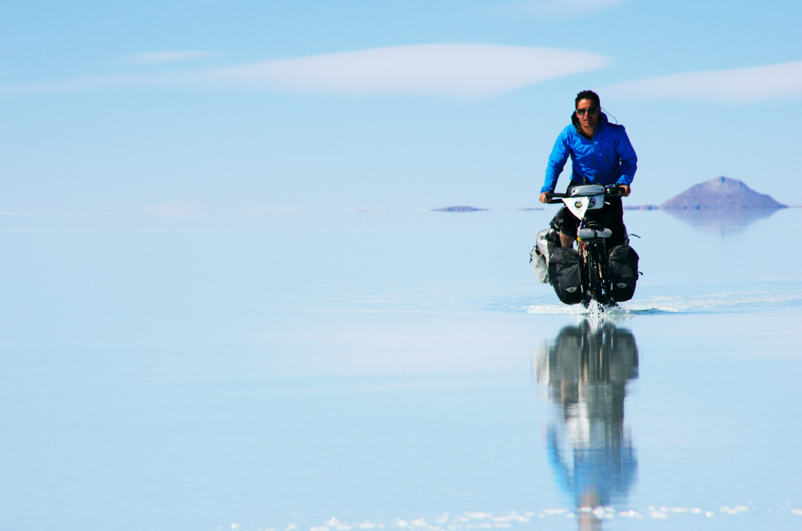 Morgan Monchaud traverse à vélo le Salar d'Uyuni en partie inondé