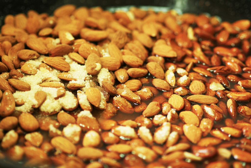 Tas d'amandes à moitié dans l'eau