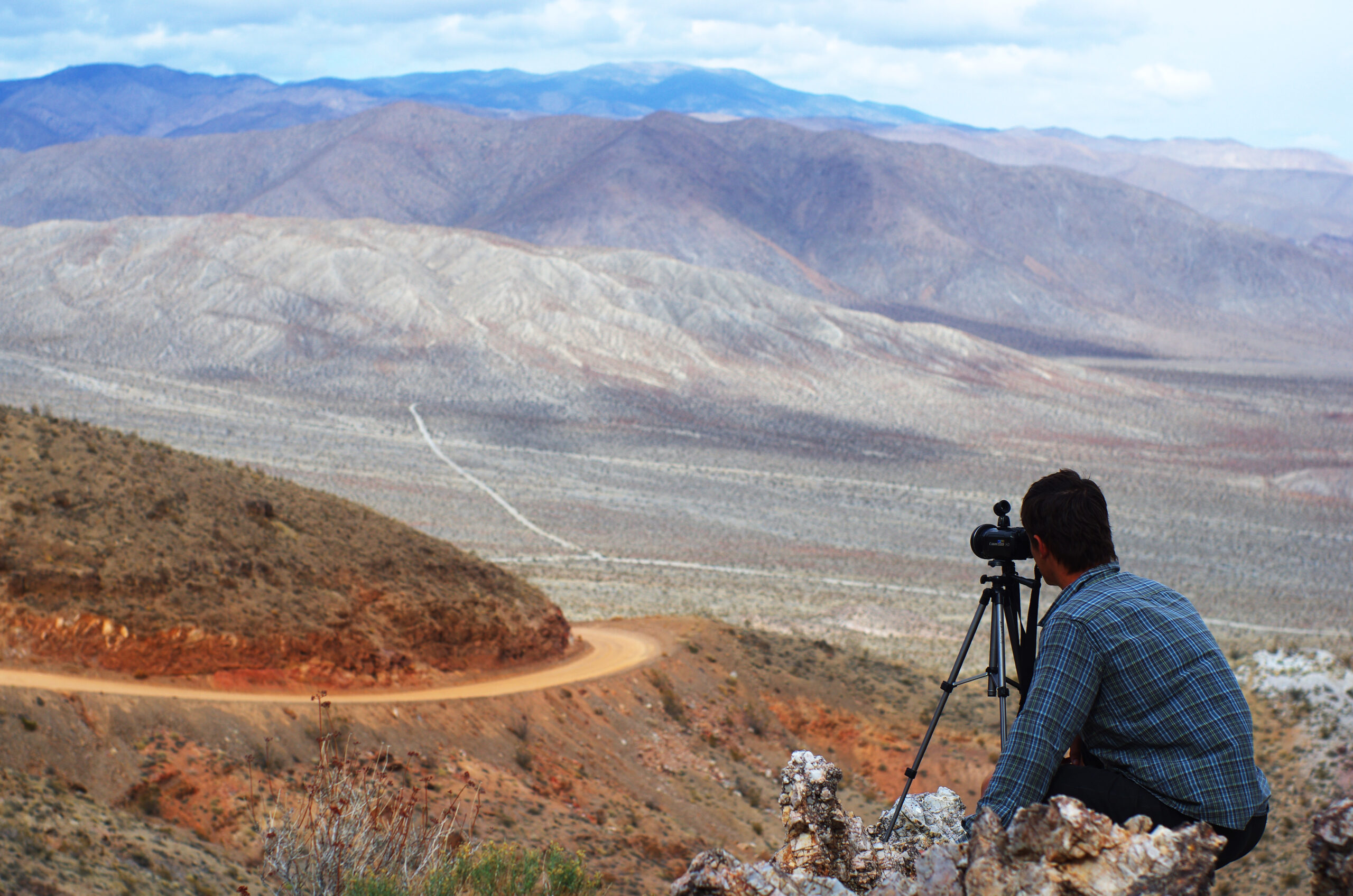 Brian filme les copains en train de remonter une piste dans le désert de Death Valley en Californie